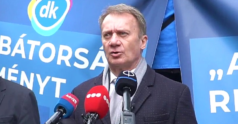 Varju László a Fővárosi Ítélőtáblához közel kabátban sálban mikrofonok előtt nyilatkozik