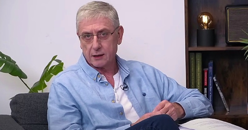 Gyurcsány Ferenc fehér felsőben, kék ingben egy kanapén beszél
