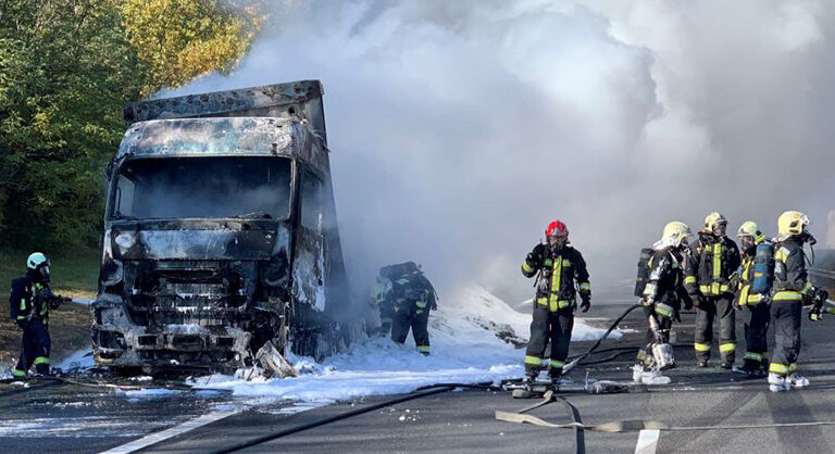 Kigyulladt egy kamion az M7-esen