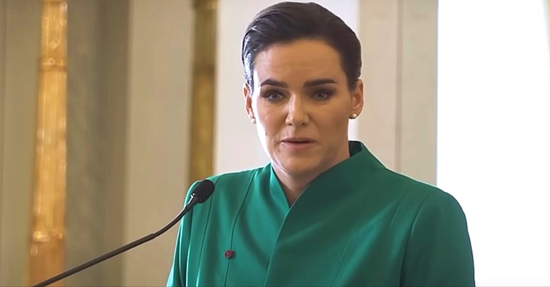 Novák Katalin köztársasági elnök mikrofon előtt zöld ruhában beszél