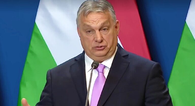 Orbán Viktor öltönyben nyakkendőben beszél