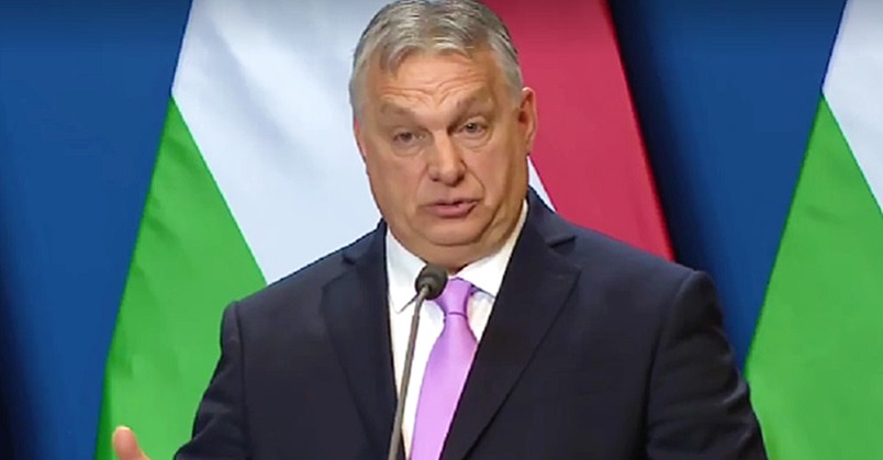 Orbán Viktor öltönyben nyakkendőben beszél