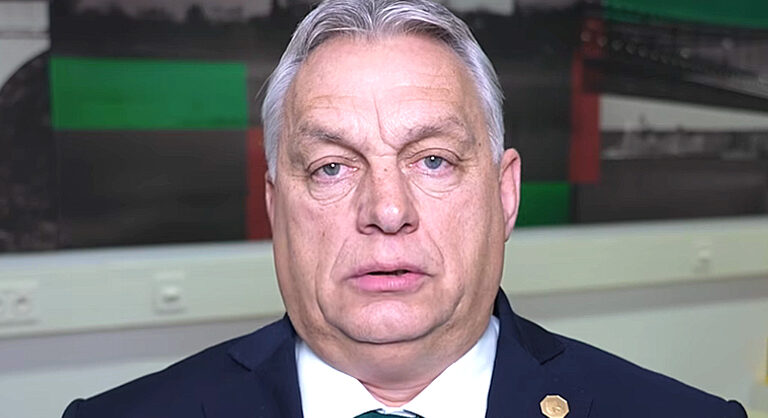 Orbán Viktor sötét zakóban fehér ingben érdekes fejet vág