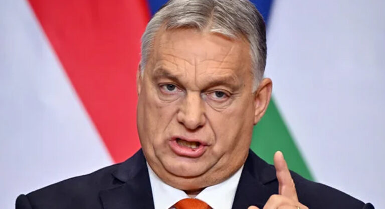 Orbán Viktor furcsa fejet vág és beszél a bal kezével int