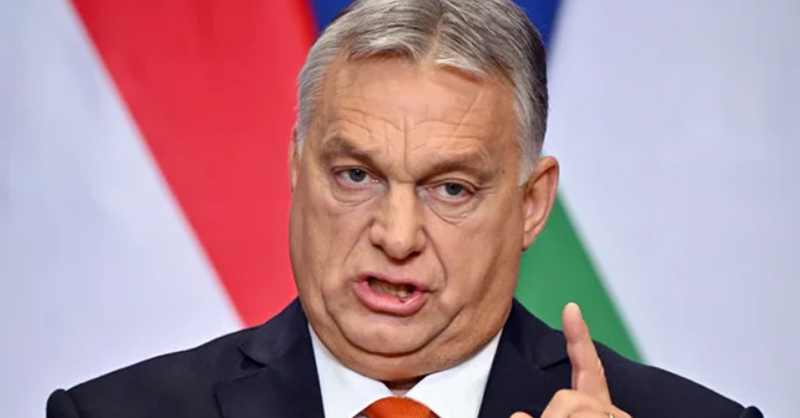 Orbán Viktor furcsa fejet vág és beszél a bal kezével int