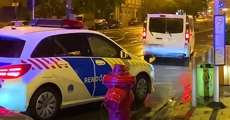 Fehér rendőrautó az úton