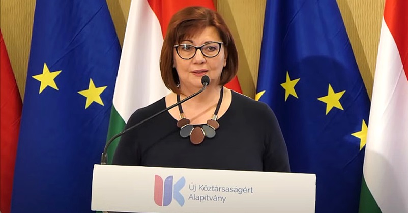 Gy. Németh Erzsébet az árnyékkormány gyermekvédelmi konferenciáján fekete blúzba, színpadon, mikrofon előtt.