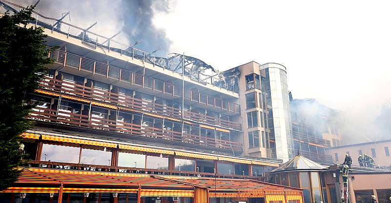 A Hotel Silvanus épülete ég, a tetőszerkezetből fekete színű füst gomolyog.