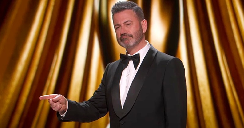 Jimmy Kimmel öltönyben, csokornyakkendőben, az Oscar-gálán
