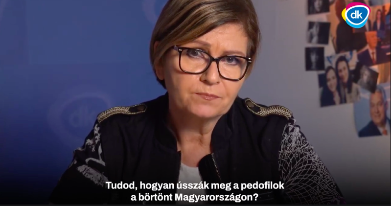 Kálmán Olga Facebook-videóban beszél arról, hogyan ússzák meg a ped0filok a börtönt Magyarországon. Sötét háttérrel DK-s videó