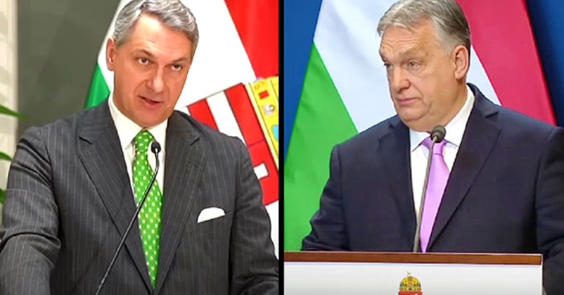 Lázár János a magyar zászló előtt, szürke öltönyben, zöld nyakkendőben sajtótájékoztatót tart, Orbán Viktor a nemzeti lobogó előtt, sötétkék öltönyben, rózsaszín nyakkendőben a mikrofonba beszél