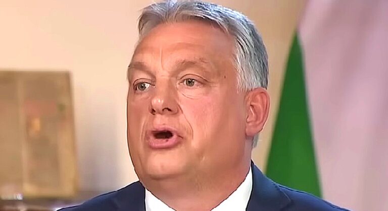Orbán Viktor interjút ad sötétkék öltönyben, fehér ingben