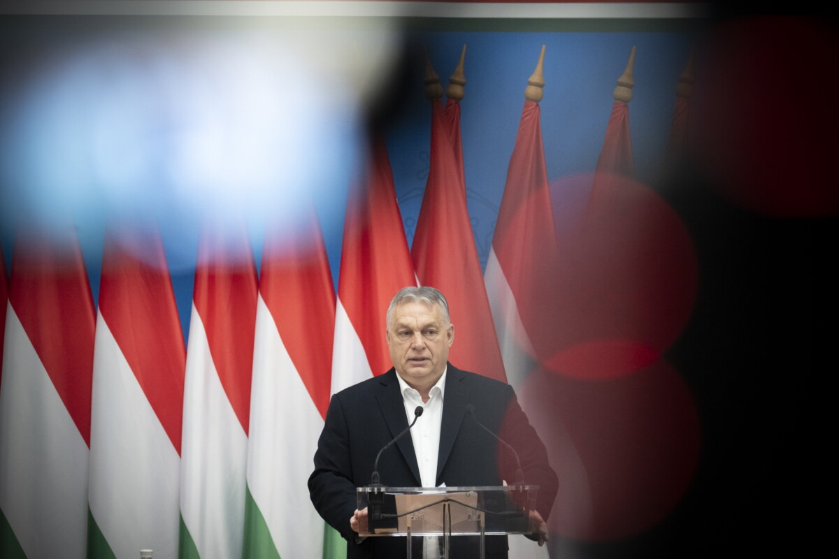 Orbán Viktor fekete zakóban, fehér ingben, a pódiumon áll, beszédet mond