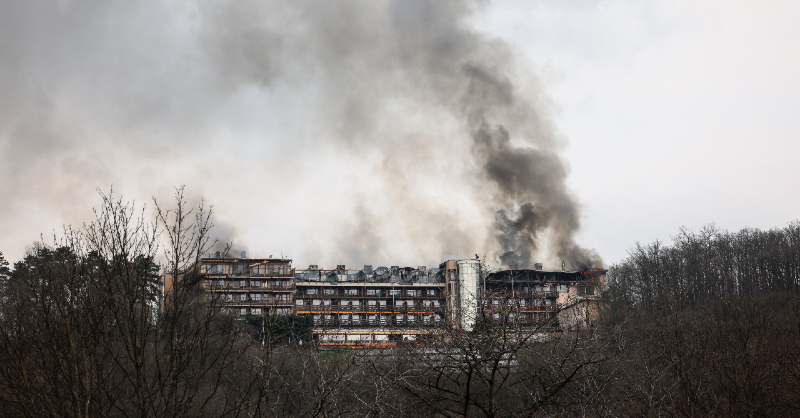 A visegrádi Silvanus Hotel lángokban ég a hegyoldalban.