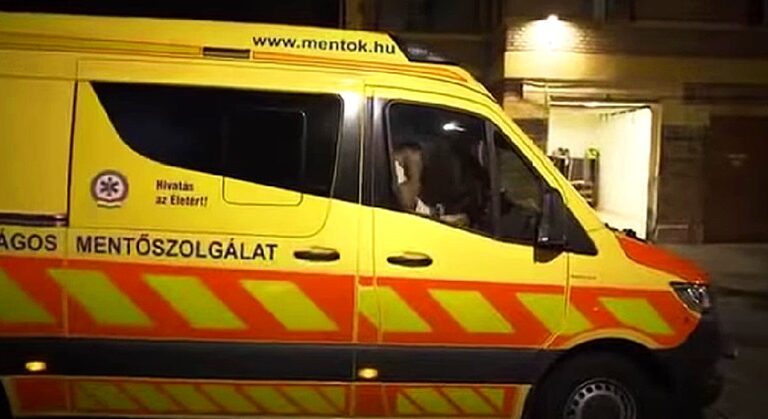 Sárga mentőautó este baleset helyszínére siet