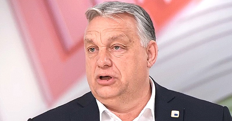Orbán Viktor riadtan néz a kamerába. ÍFekete zakóban, fehér ingben van, haja ősz és rendezetlen.