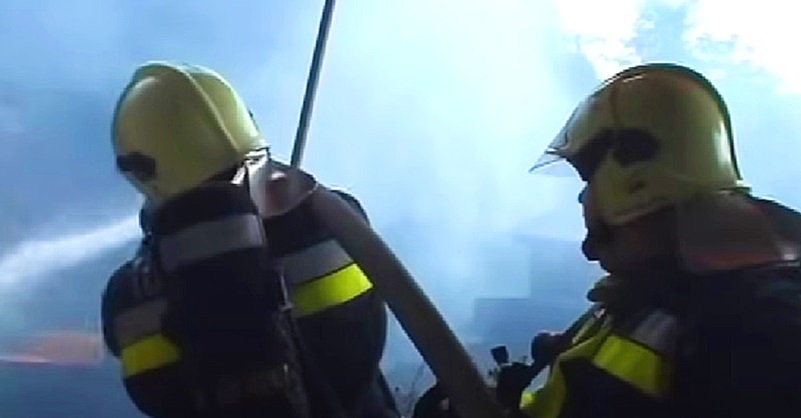 Tűzoltók tüzet oltanak, egyenruhában