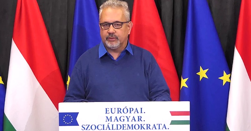 Arató Gergely, magyar zászló, EU-s zászló, kék pulóver