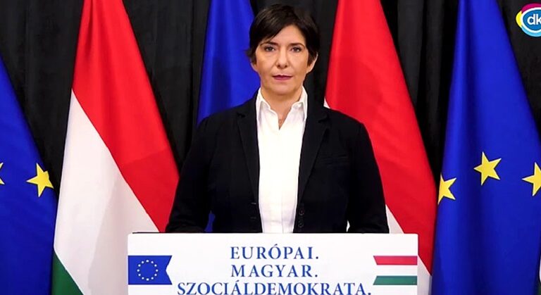 Dobrev Klára, fekete ruha, magyar zászló, EU-s zászló, fehér ing