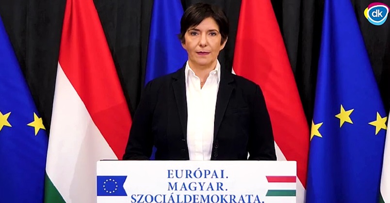 Dobrev Klára, fekete ruha, magyar zászló, EU-s zászló, fehér ing