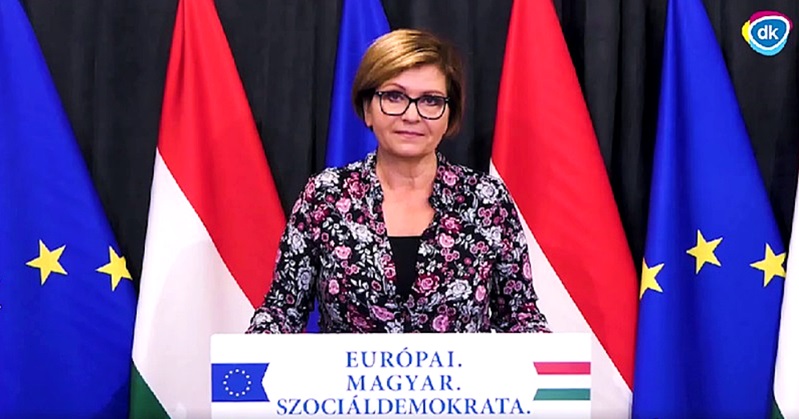 Kálmán Olga, DK, magyar zászló, EU-s zászló, virágos ruha