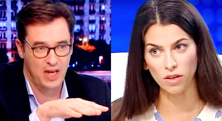 Karácsony Gergely kör alakú szemüvegben, sötét zakóban, fehér ingben jobbra mutat egy tévéstúdióban. Szentkirályi Alexandra világos felsőben flegmán néz egy tévéstúdióban.