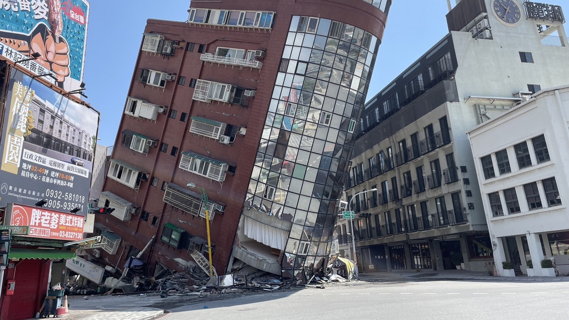 tajvani földrengés után összedőlt épületek