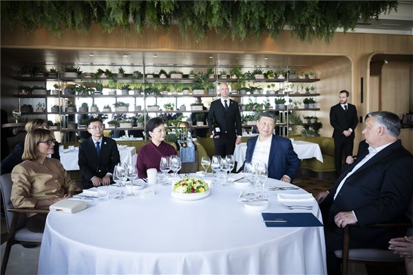  A Miniszterelnöki Sajtóiroda által közreadott képen Orbán Viktor miniszterelnök és felesége, Lévai Anikó, valamint Hszi Csin-ping kínai elnök és házastársa, Peng Li-jüan közös ebéden vesz részt Budapesten, a Virtu étteremben 2024. május 10-én. MTI/Miniszterelnöki Sajtóiroda/Benko Vivien Cher