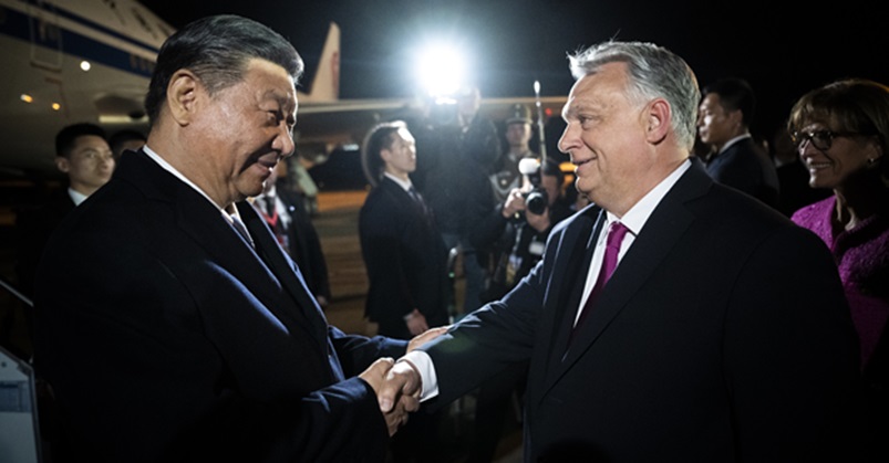Mi a fene van Orbánnal? Alaposan benyalt a kommunistáknak Kína alázatos szolgája