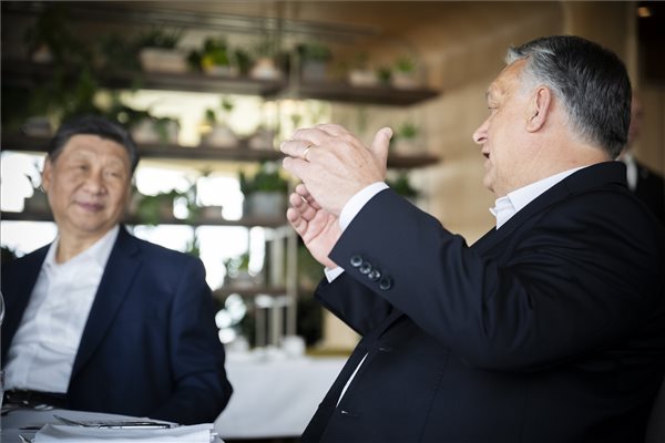 A Miniszterelnöki Sajtóiroda által közreadott képen Orbán Viktor miniszterelnök és Hszi Csin-ping kínai elnök közös ebéden vesz részt Budapesten, a Virtu étteremben 2024. május 10-én. MTI/Miniszterelnöki Sajtóiroda/Benko Vivien Cher
