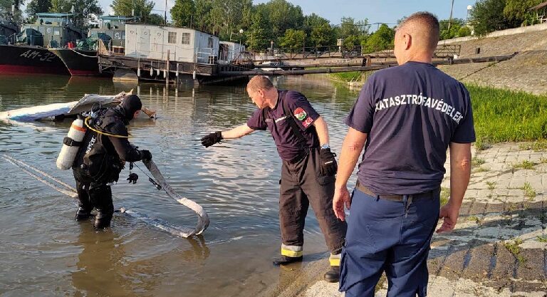 A BRFK munkatársai kiemelik a verőcei hajóbalesetben érintett kishajó roncsát