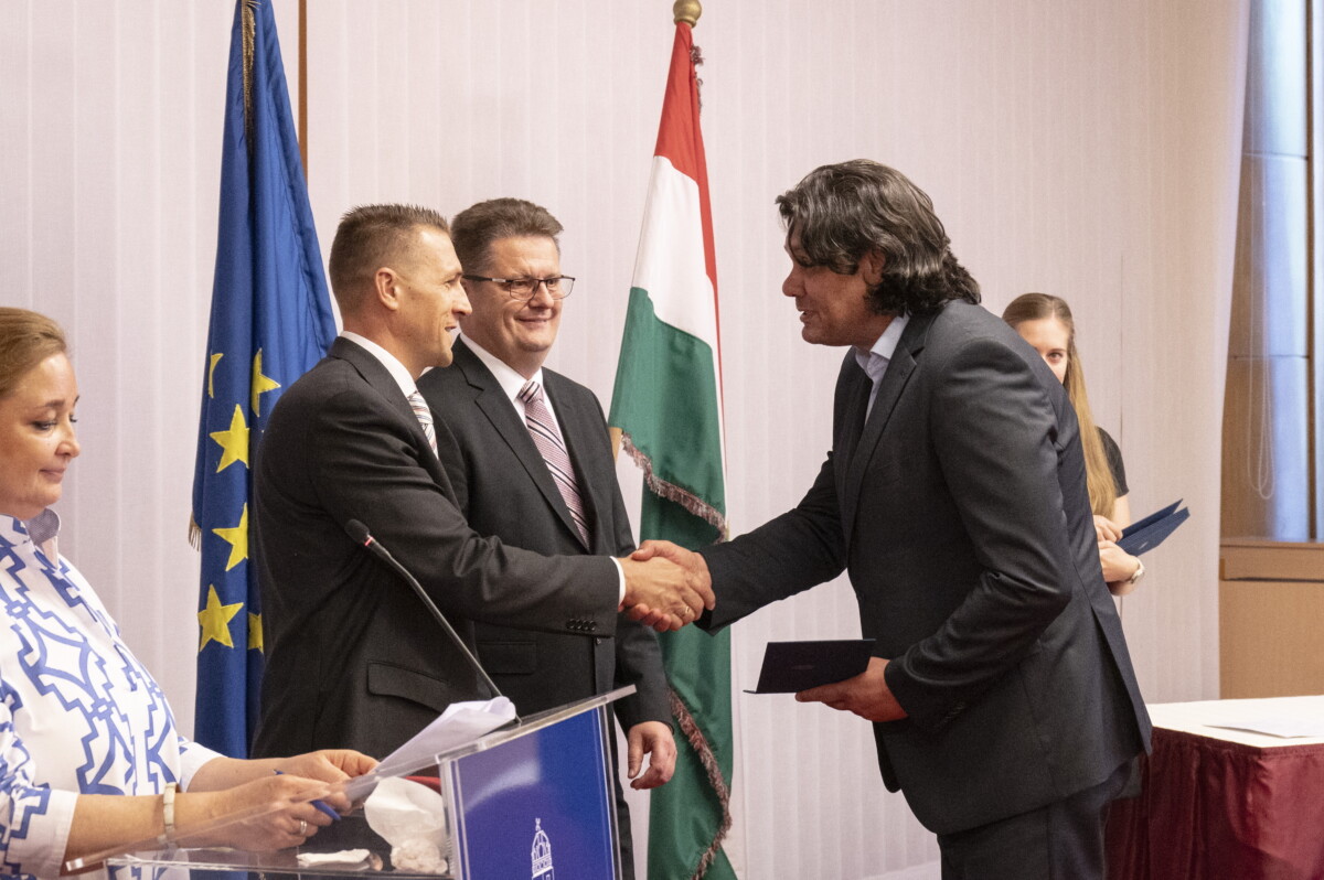 Deutsch Tamás, a Fidesz-KDNP európai parlamenti listavezetõje (j) átveszi megbízólevelét Nagy Attilától, a Nemzeti Választási Iroda (NVI) elnökétõl (b2) és Sasvári Róberttõl, az Nemzeti Választási Bizottság (NVB) elnökétõl (b3) a júniusi európai parlamenti (EP-) választáson mandátumot szerzett képviselõk megbízólevelének átadásán az Országgyûlés Barankovics István Irodaházában 2024. június 24-én.