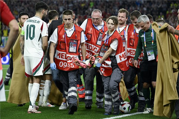 A sérült Varga Barnabás középcsatárt hordágyon vitték le a pályáról a focimeccs közben. MTI/Koszticsák Szilárd