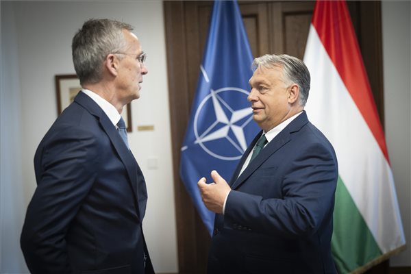  A Miniszterelnöki Sajtóiroda által közreadott képen Orbán Viktor miniszterelnök fogadja Jens Stoltenberg NATO-főtitkárt a Karmelita kolostorban 2024. június 12-én. MTI/Miniszterelnöki Sajtóiroda/Fischer Zoltán