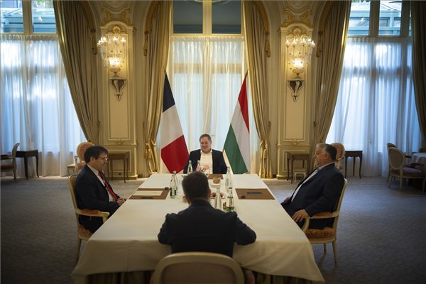 Orbán Viktor a budapesti repülőtér kapcsán tárgyalt Párizsban. Forrás: MTI/Miniszterelnöki Sajtóiroda/Fischer Zoltán