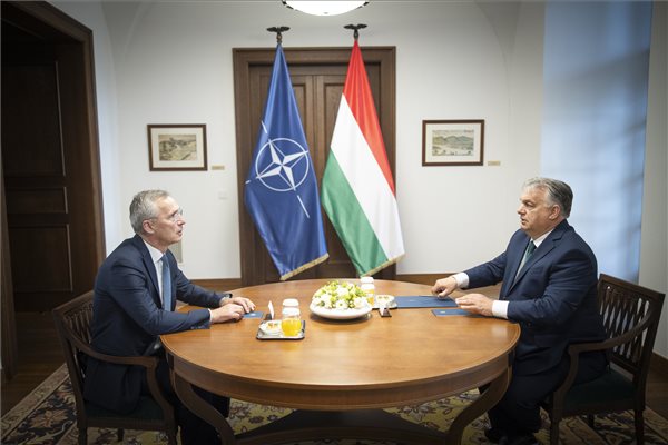 A Miniszterelnöki Sajtóiroda által közreadott képen Orbán Viktor miniszterelnök megbeszélést folytat Jens Stoltenberg NATO-főtitkárral a Karmelita kolostorban 2024. június 12-én. MTI/Miniszterelnöki Sajtóiroda/Fischer Zoltán