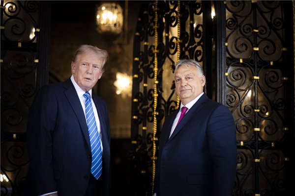 A Miniszterelnöki Sajtóiroda által közreadott képen Orbán Viktor és Donald Trump találkozója utóbbi floridai rezidenciáján, Mar-a-Lagóban 2024. július 11-én. MTI/Miniszterelnöki Sajtóiroda/Fischer Zoltán