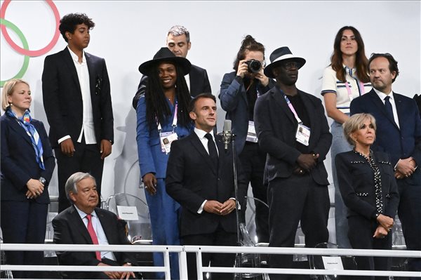 Emmanuel Macron francia elnök megnyitja a 2024-es párizsi nyári olimpiát az ötkarikás játékok megnyitóünnepségén 2024. július 26-án. MTI/Czeglédi Zsolt