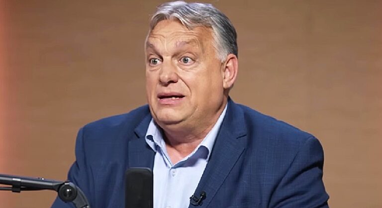 Orbán Viktor kék zakóban, világoskék ingben meglepetten és riadtan néz balra ősz hajjal.