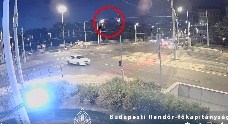 Egy szabálytalan Mercedes letarolt egy szabályosan közlekedő Suzukit, a sofőr életét vesztette. A fekete autó a piros lámpán hajtott át, túllépte a sebességhatárt, éjszaka történt