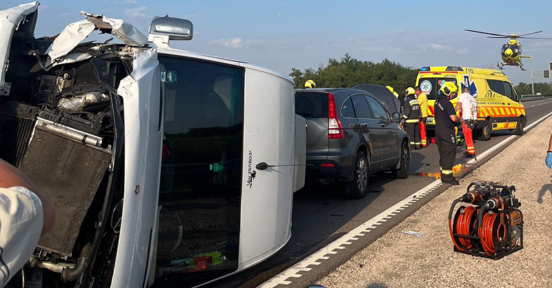 Súlyos balesetet szenvedett az ismert magyar zenekar turnébusza