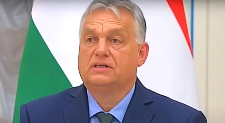 Orbán Viktor sárga arccal, ősz hajjal, rácosan, kék zakóban, világoskék ingben beszél.