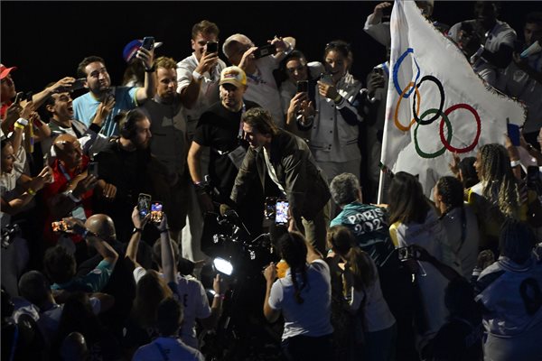  Tom Cruise amerikai színész motoron ül, mögötte az olimpiai zászló a 2024-es párizsi nyári olimpia záróünnepségén a Stade de France-ban 2024. augusztus 11-én. MTI/Kovács Tamás