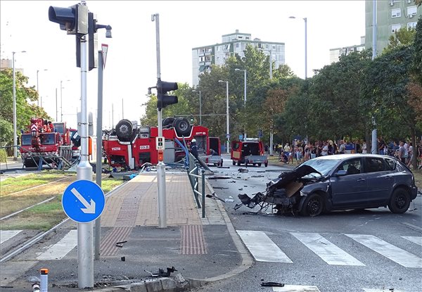 szeged, tűzoltóautó, baleset, közlekedés, város, rendőrség, helyszínelés, autó, jármű, ütközés