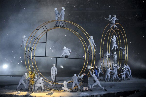 Artisták és cirkuszművészek a a 2024-es párizsi nyári olimpia záróünnepségén a Stade de France-ban 2024. augusztus 11-én. MTI/Czeglédi Zsolt