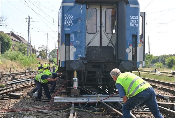 vonat, vasút, MÁV, Keleti pályaudvar, kisiklott vonat, kisiklás, vonatkisiklás, szakemberek, helyreállítás