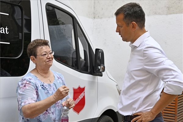 Müller Cecília országos tisztifőorvos és Fülöp Attila, a Belügyminisztérium gondoskodáspolitikáért felelős államtitkára a hőség miatti vörös kód intézkedés vasárnap éjfélig történt meghosszabbításáról tartott sajtótájékoztatón Budapesten, az Új Kezdet Háza Női Hajléktalan Szállóban 2024. augusztus 16-án. MTI/Lakatos Péter