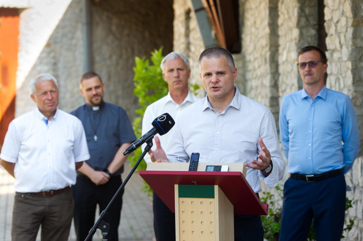 Balról az első Font Sándor Fidesz-KDNP-s országgyűlési képviselő, középen Soltész Miklós, a Miniszterelnökség egyházi és nemzetiségi kapcsolatokért felelős államtitkára, Salacz László Fidesz-KDNP-s országgyűlési képviselő| Forrás: Szeberényi Gyula Tamás, Facebook Soltész Miklós államtitkár (balra) és Hatházi Róbert Soltész Miklós államtitkár (balra) és Hatházi Róbert | Forrás: Szeberényi Gyula Tamás, Facebook Balról jobbra a szereplők: Salacz László, Hatházi Róbert, Engert Jakabné, Kecskemét Fidesz-KDNP-s alpolgármestere, valamint Szamler László, Kecskemét 5-ös számú választókerületében a kormánypárt színeiben megválasztott önkormányzati képviselő Balról jobbra a szereplők: Salacz László, Hatházi Róbert, Engert Jakabné, Kecskemét Fidesz-KDNP-s alpolgármestere, valamint Szamler László, Kecskemét 5-ös számú választókerületében a kormánypárt színeiben megválasztott önkormányzati képviselő | Forrás: Szamler László / Facebook Forrás: Szamler László, Facebook Hatházi Róbert balról a második. Balról az első Font Sándor Fidesz-KDNP-s országgyűlési képviselő, középen Soltész Miklós, a Miniszterelnökség egyházi és nemzetiségi kapcsolatokért felelős államtitkára, Salacz László Fidesz-KDNP-s országgyűlési képviselő Hatházi Róbert balról a második. Balról az első Font Sándor Fidesz-KDNP-s országgyűlési képviselő, középen Soltész Miklós, a Miniszterelnökség egyházi és nemzetiségi kapcsolatokért felelős államtitkára, Salacz László Fidesz-KDNP-s országgyűlési képviselő | Forrás: Szeberényi Gyula Tamás, Facebook 