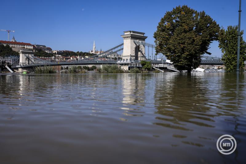 Árvíz Budapesten; a háttérben a Lánchíd