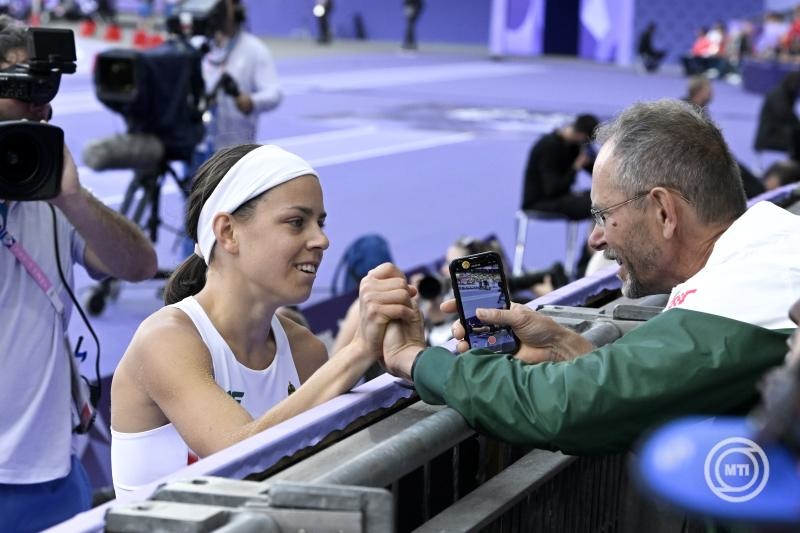  Luterán Petra a női távolugrás T47-es kategóriájának döntőjében a 2024-es párizsi nyári paralimpiai játékokon a saint-denis-i Stade de France-ban 2024. szeptember 6-án. Mellette edzője és édesapja, Luterán László. MTI/Koszticsák Szilárd